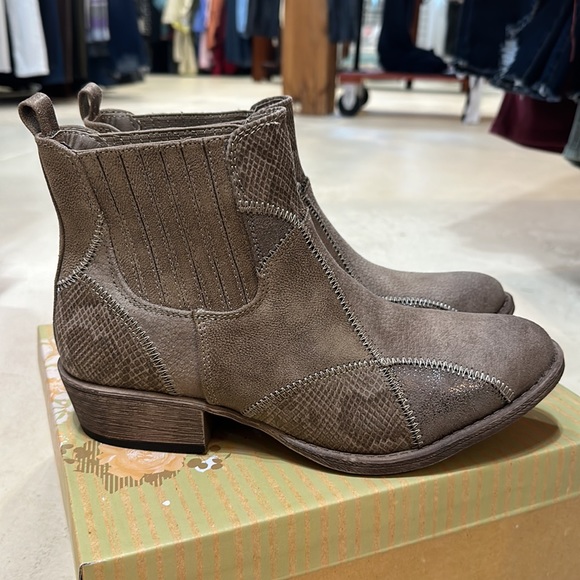 Very G Knox Boots - Picture 2 of 6